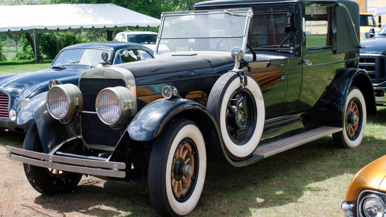 1922 Cunningham Series V-4 Model 82-A town limousine, front three-quarter view