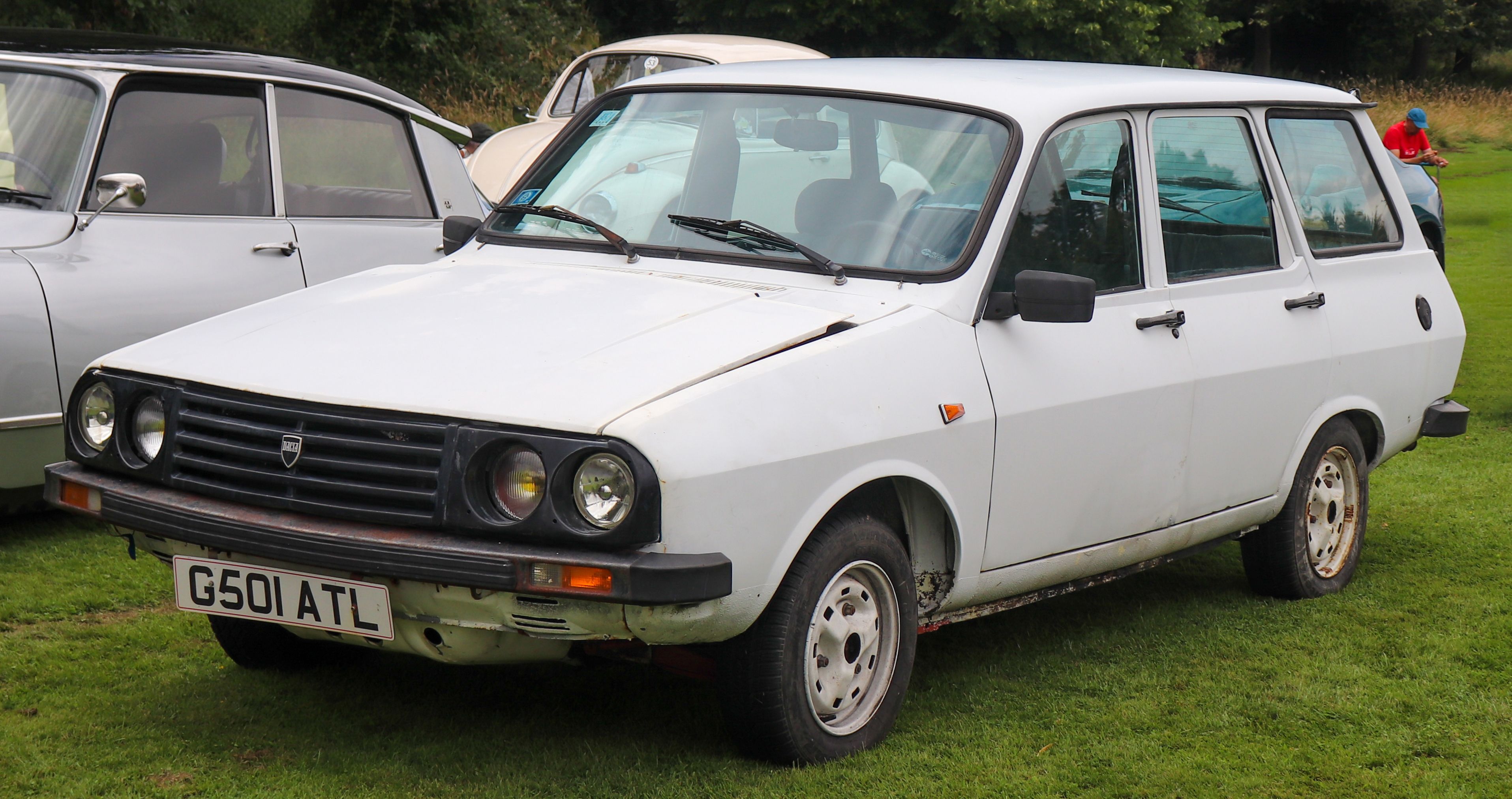 White 1990 Dacia 1310 MLS estate, front three-quarter view
