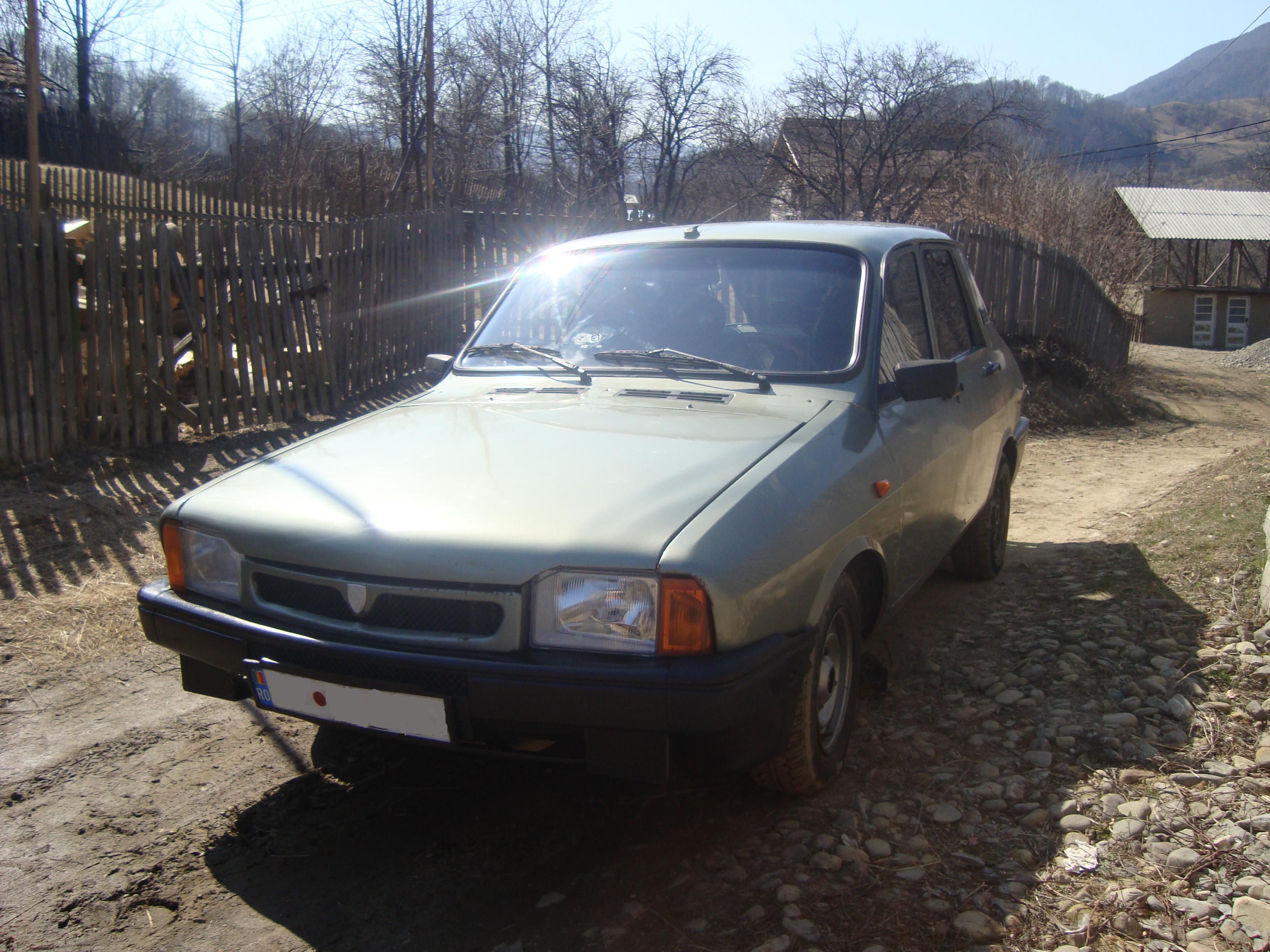 Grey-green 1996 Dacia 1310 saloon, front three-quarter view