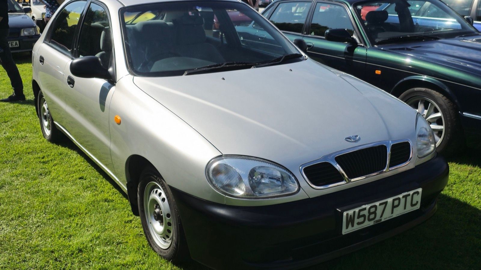 2000 Daewoo Lanos S sedan, front three-quarter view