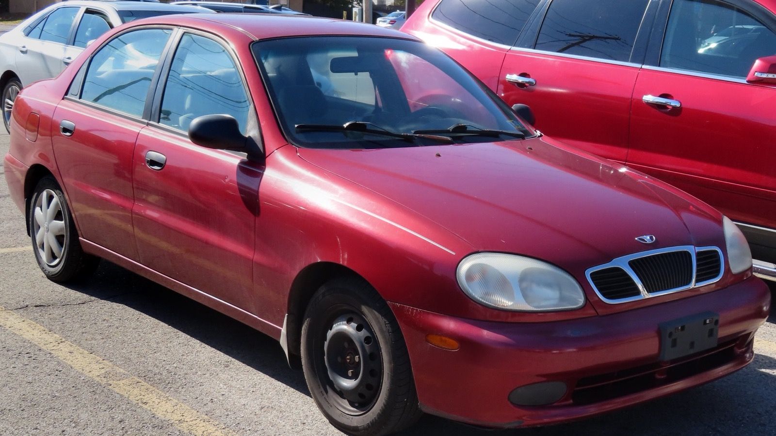 2001 Daewoo Lanos S sedan, front three-quarter view