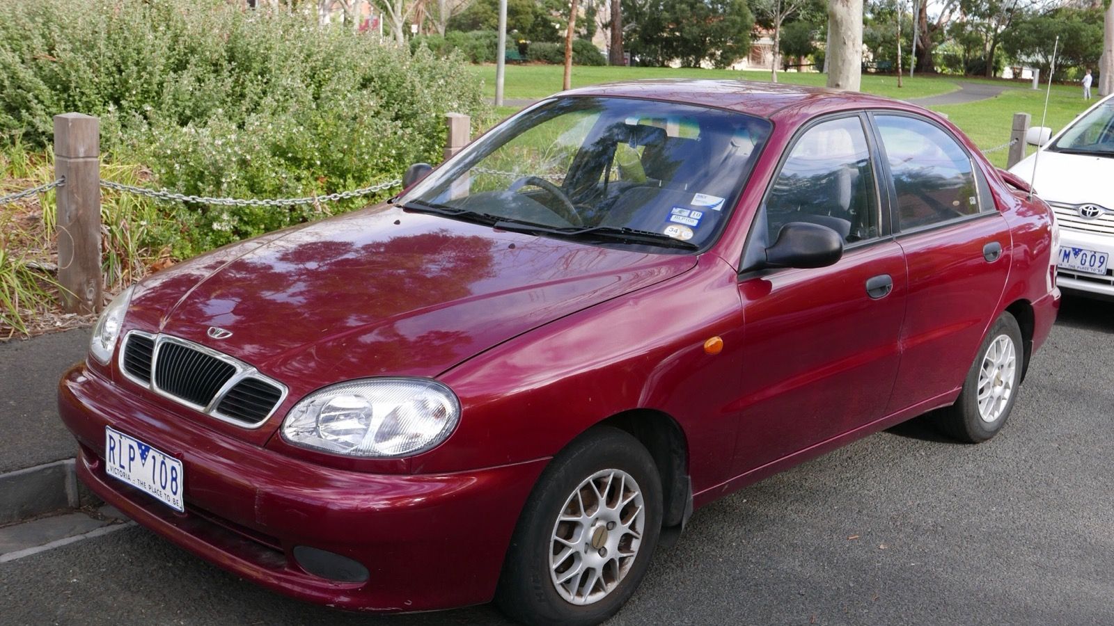 2002 Daewoo Lanos T150 SE Limited sedan, front three-quarter view
