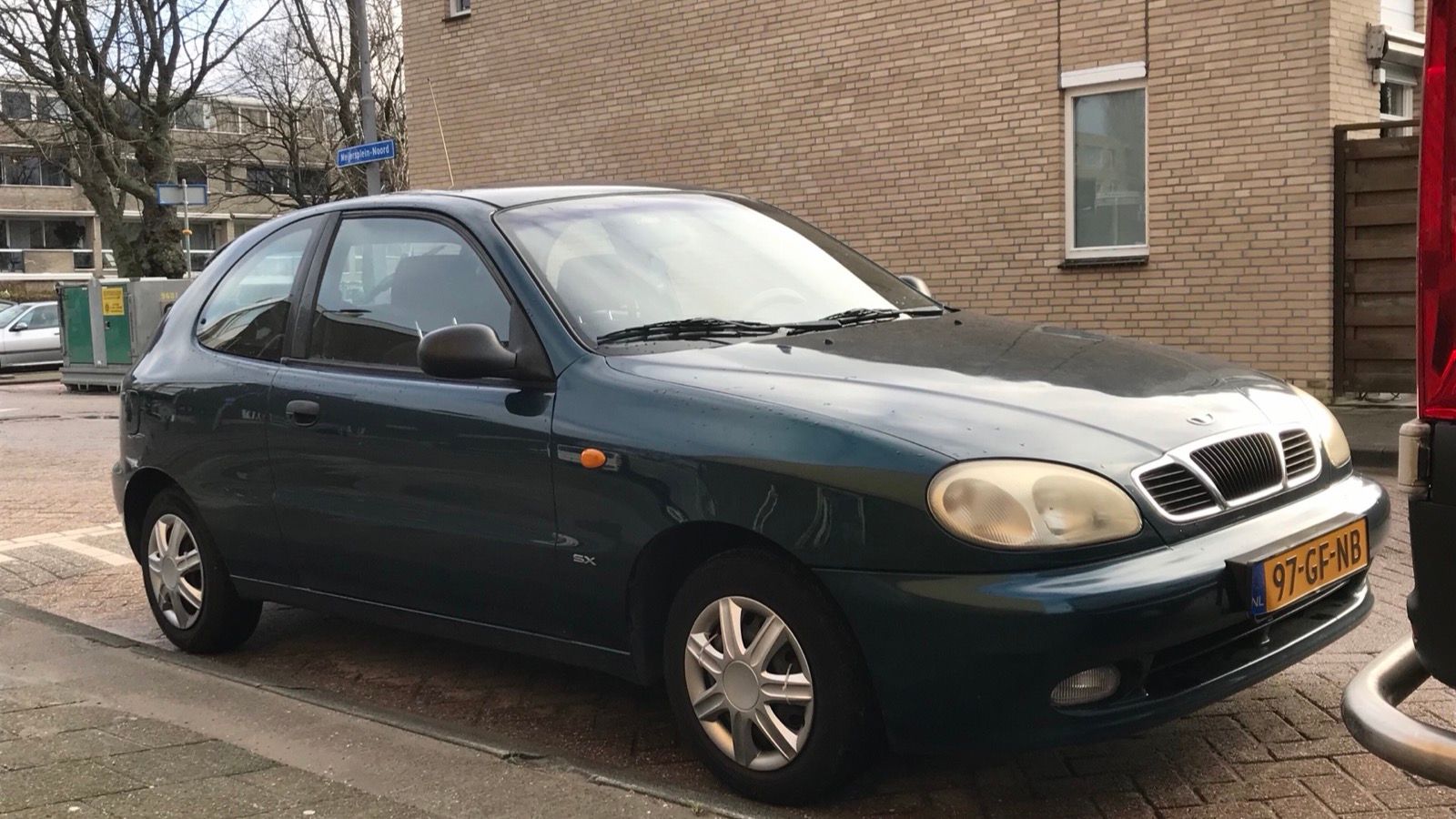 Silver Daewoo Lanos sedan, front three-quarter view