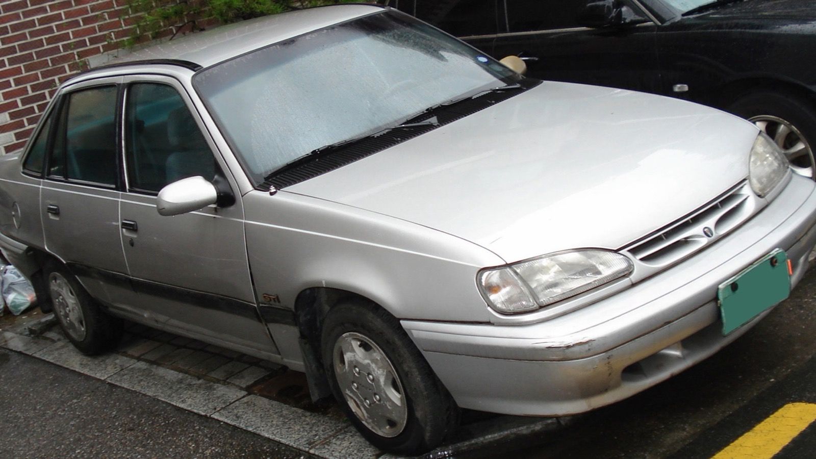 Silver 1994 Daewoo New LeMans sedan, front three-quarter view