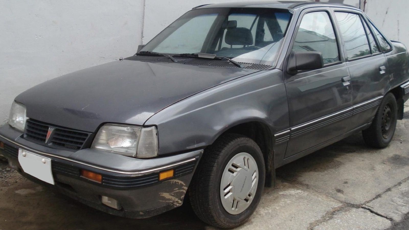 Grey Daewoo LeMans five-door hatchback, front three-quarter view
