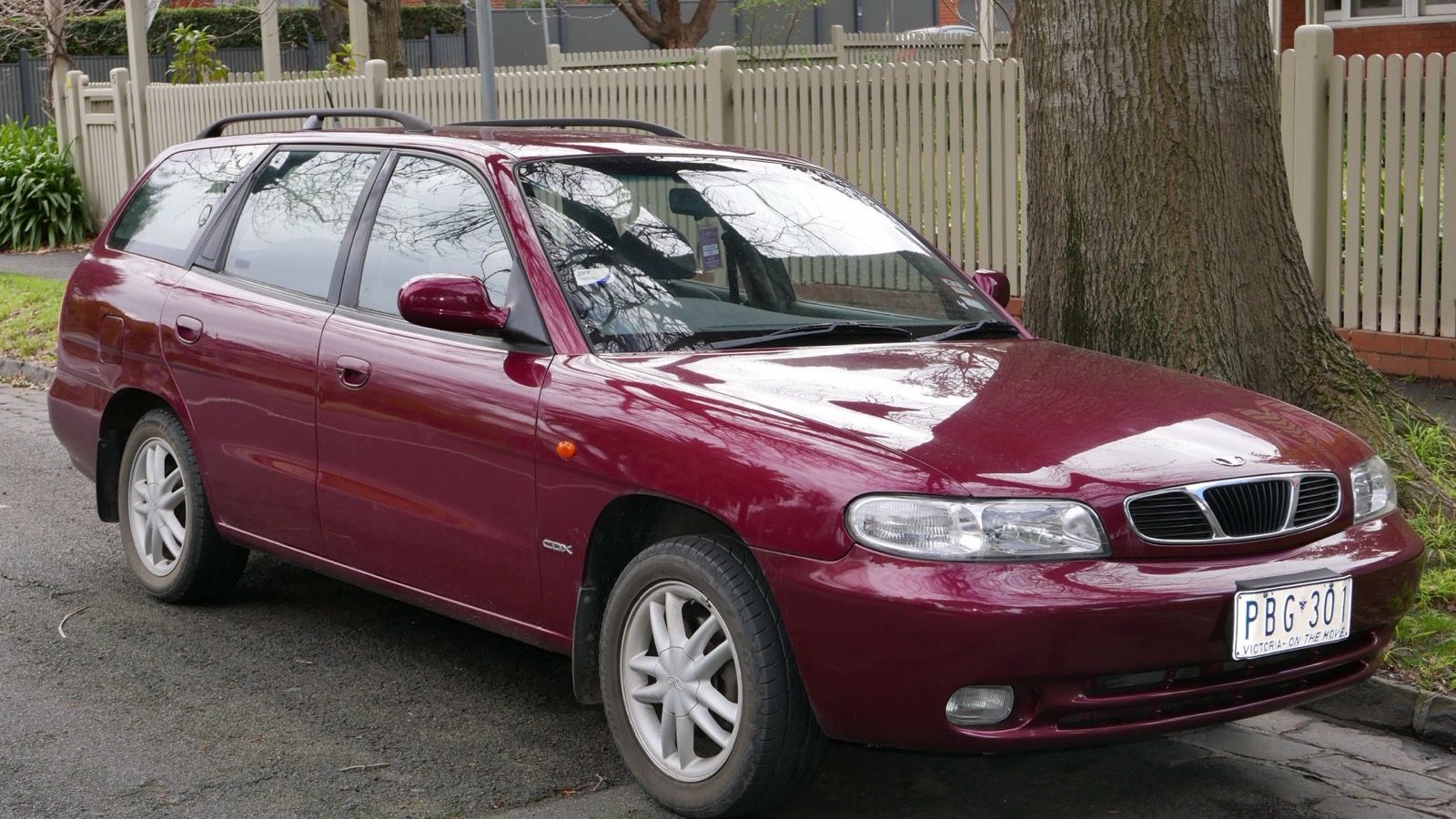 1998 Daewoo Nubira J100 CDX EuroWagon station wagon, front three-quarter view