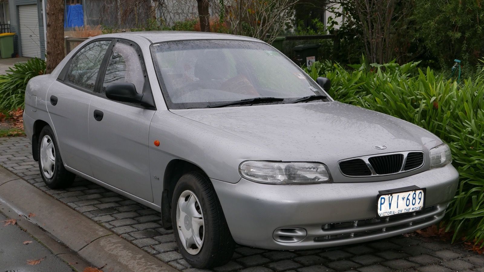 1999 Daewoo Nubira J100 SE sedan, front three-quarter view