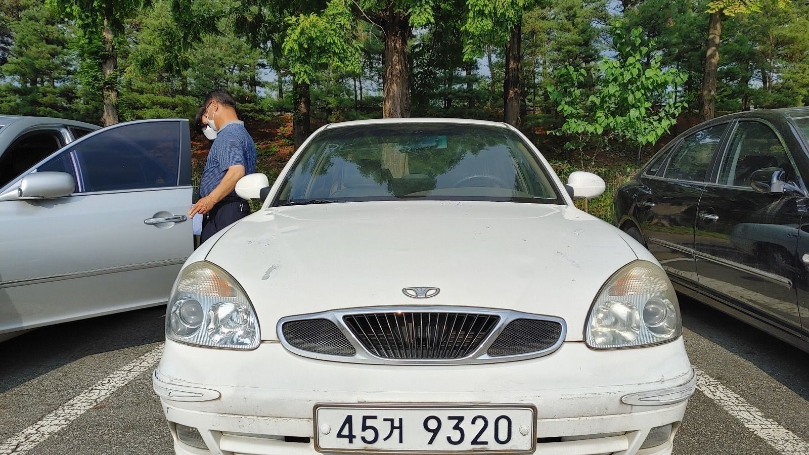 Daewoo Nubira II (J150) sedan, front three-quarter view