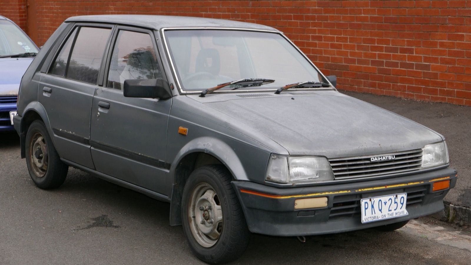 1985 Daihatsu Charade CX 5-door hatchback, front three-quarter view