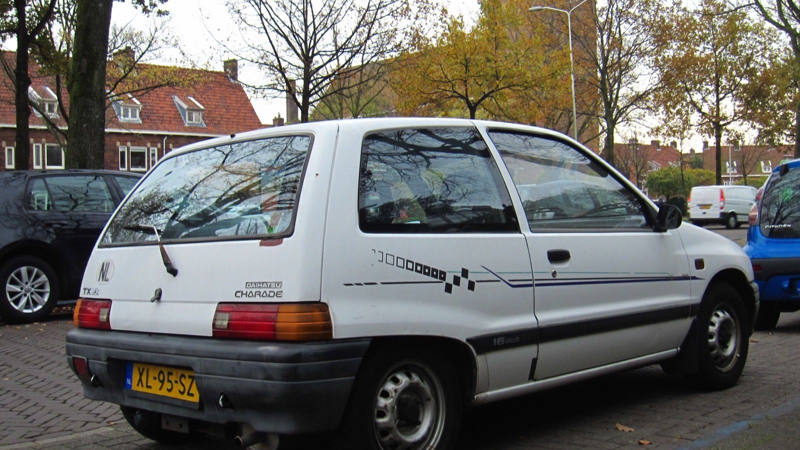 1989 Daihatsu Charade 1.3i 16V TX, front three-quarter view