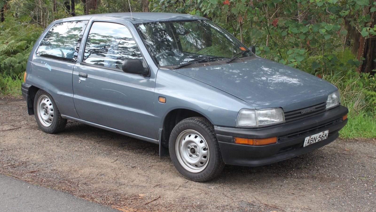 1993 Daihatsu Charade TS 3-door hatchback, front three-quarter view