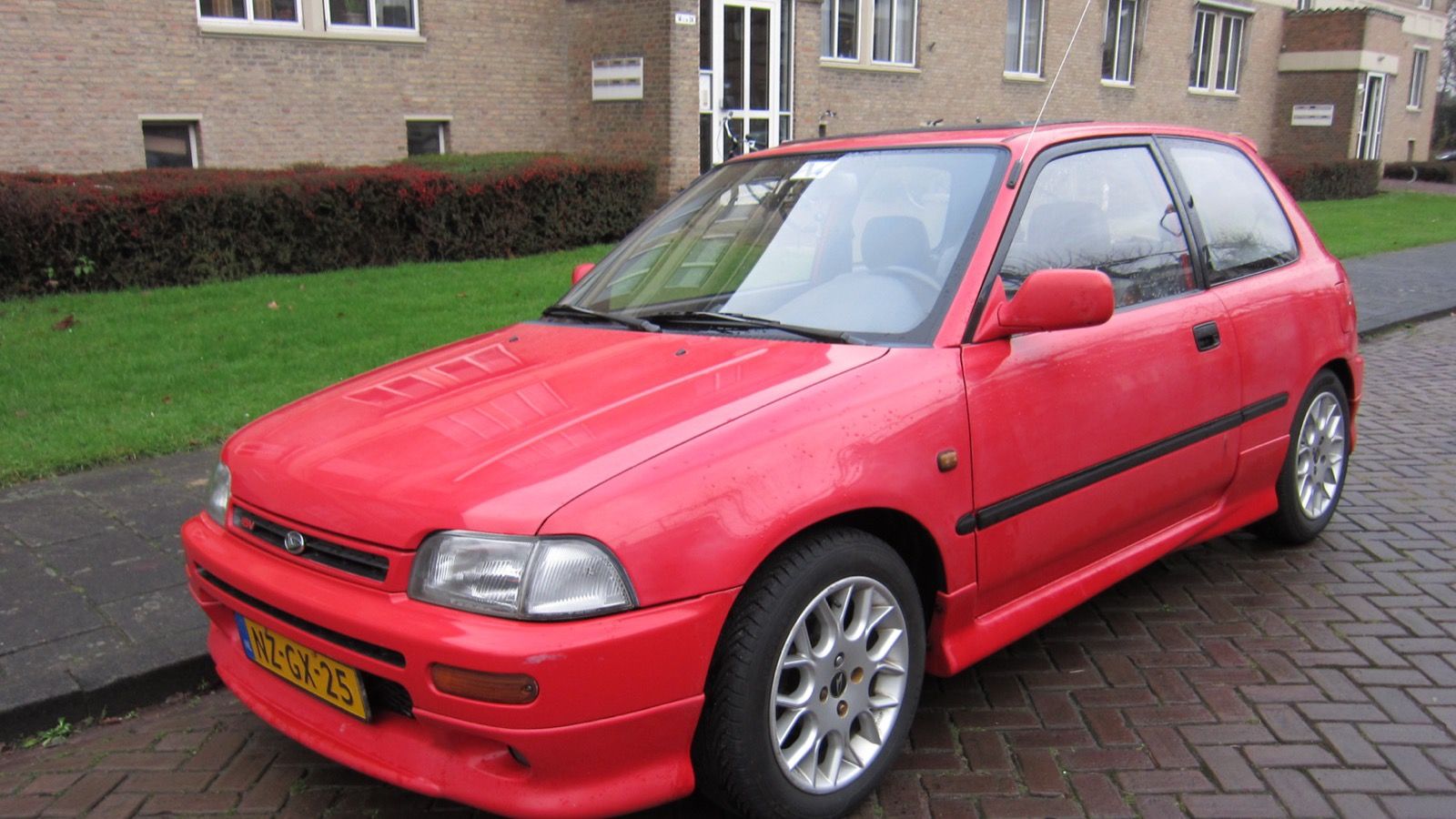 1996 Daihatsu Charade 1.3, front three-quarter view