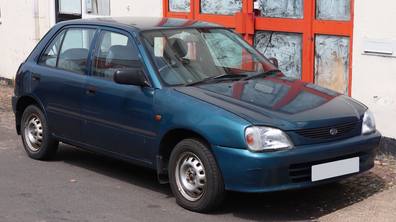 2000 Daihatsu Charade GLXi 1.3, front three-quarter view