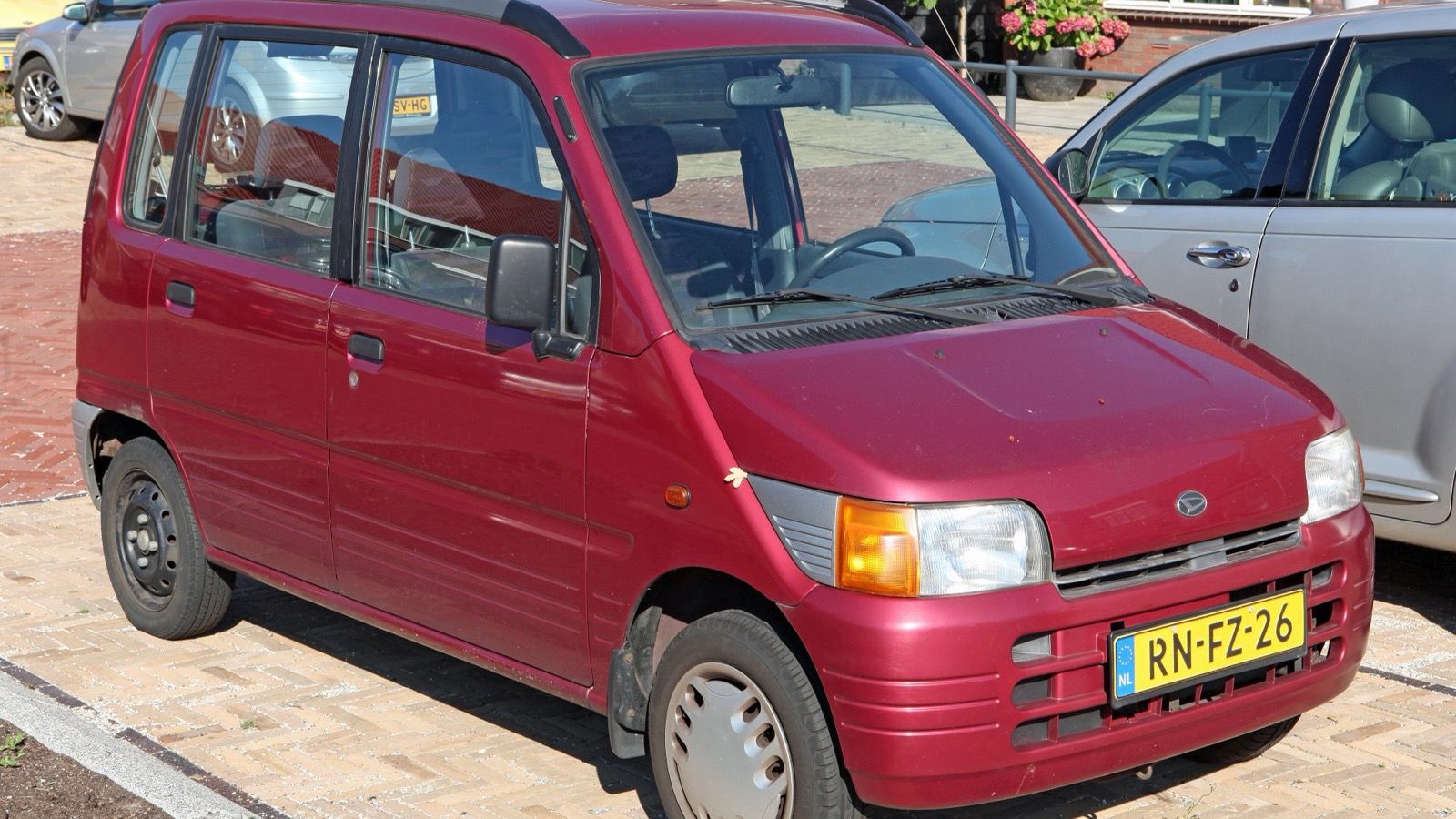 1997 Daihatsu Move, front three-quarter view