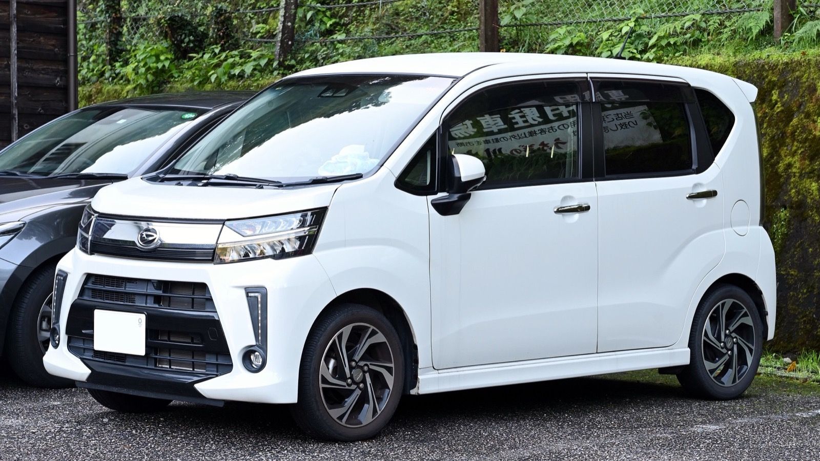 2017 Daihatsu Move, front three-quarter view