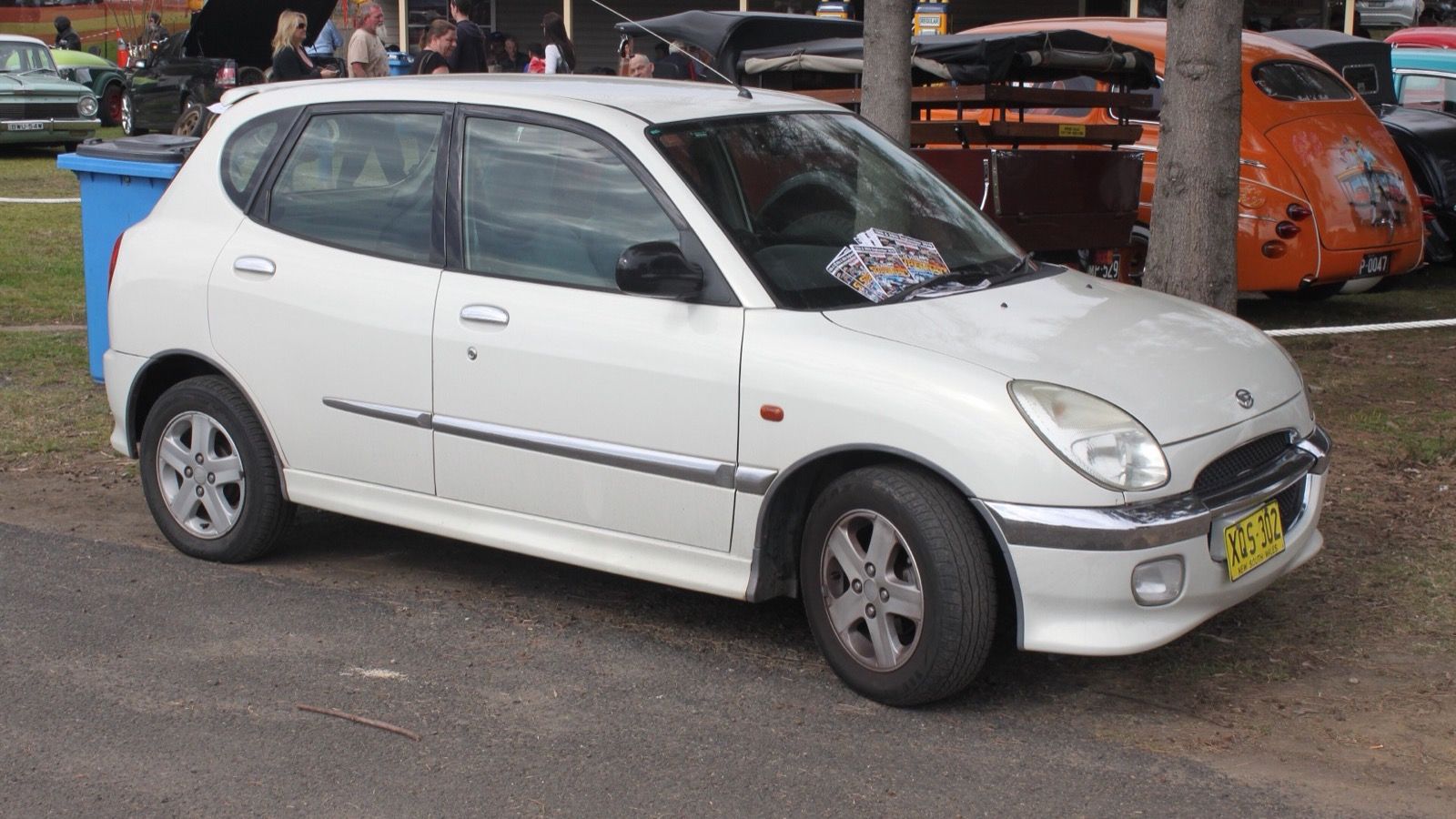 2000 Daihatsu Sirion GTvi hatchback, front three-quarter view