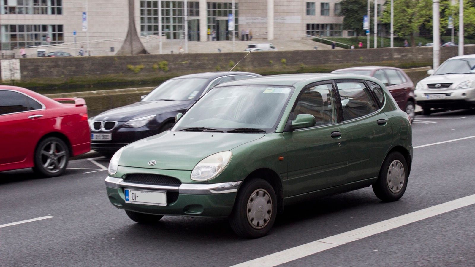 2001 Daihatsu Sirion, front three-quarter view