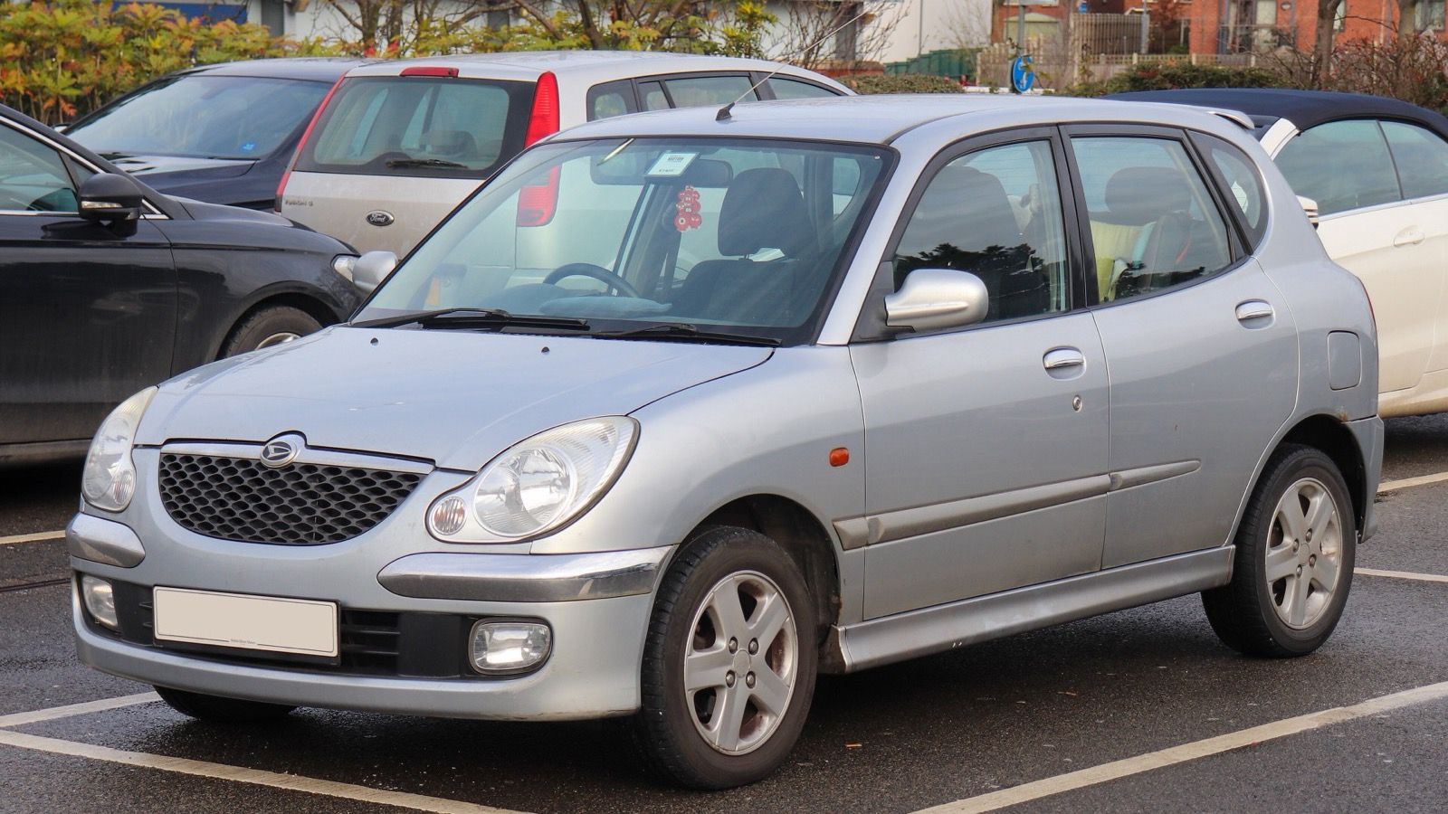 2003 Daihatsu Sirion F-Speed 1.3, front three-quarter view