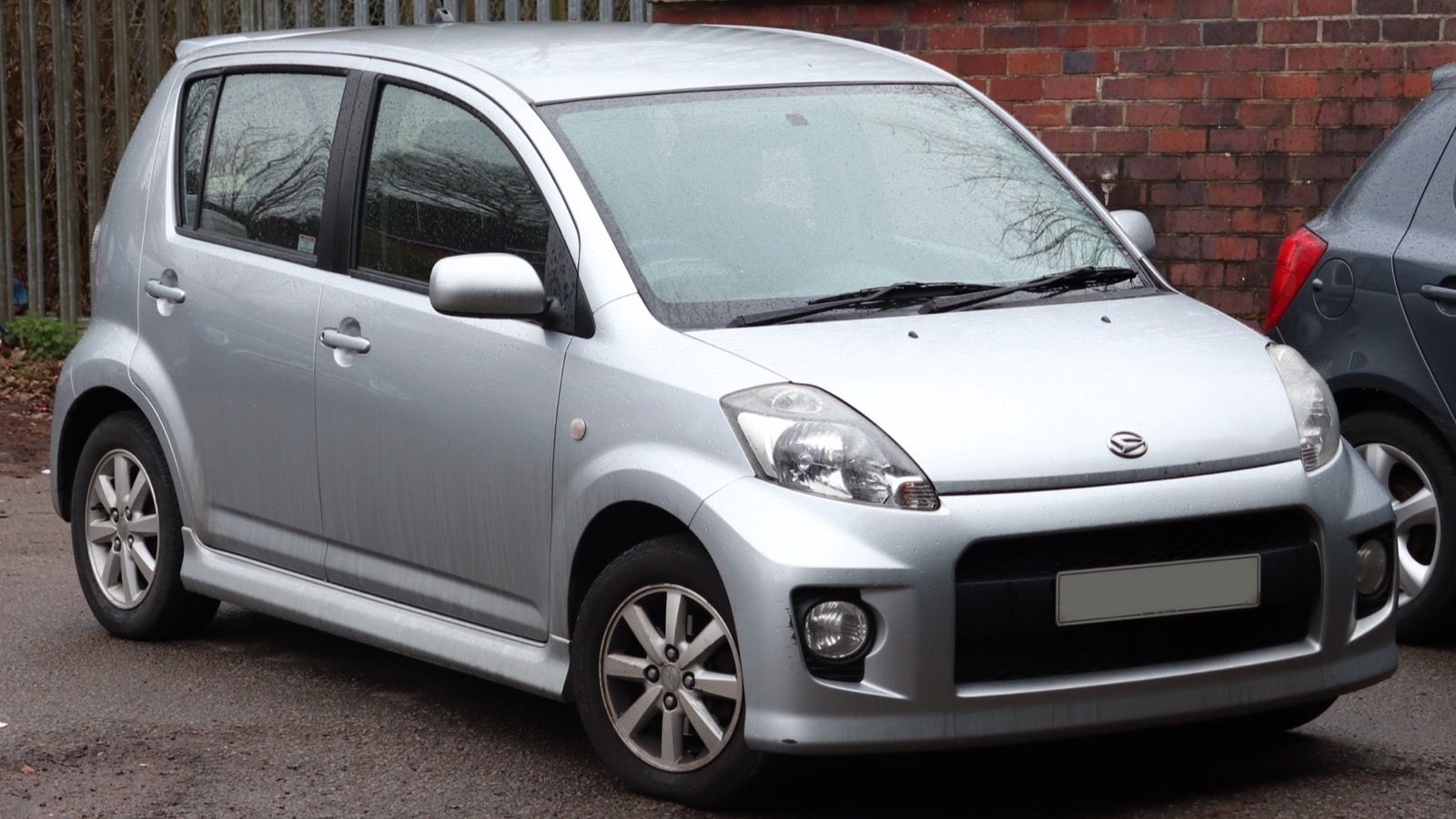 2009 Daihatsu Sirion SX 1.5, front three-quarter view