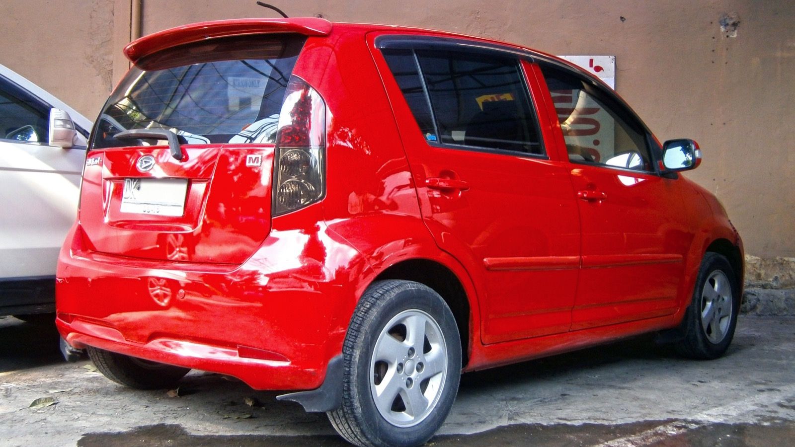 2010 Daihatsu Sirion 1.3 M, front three-quarter view