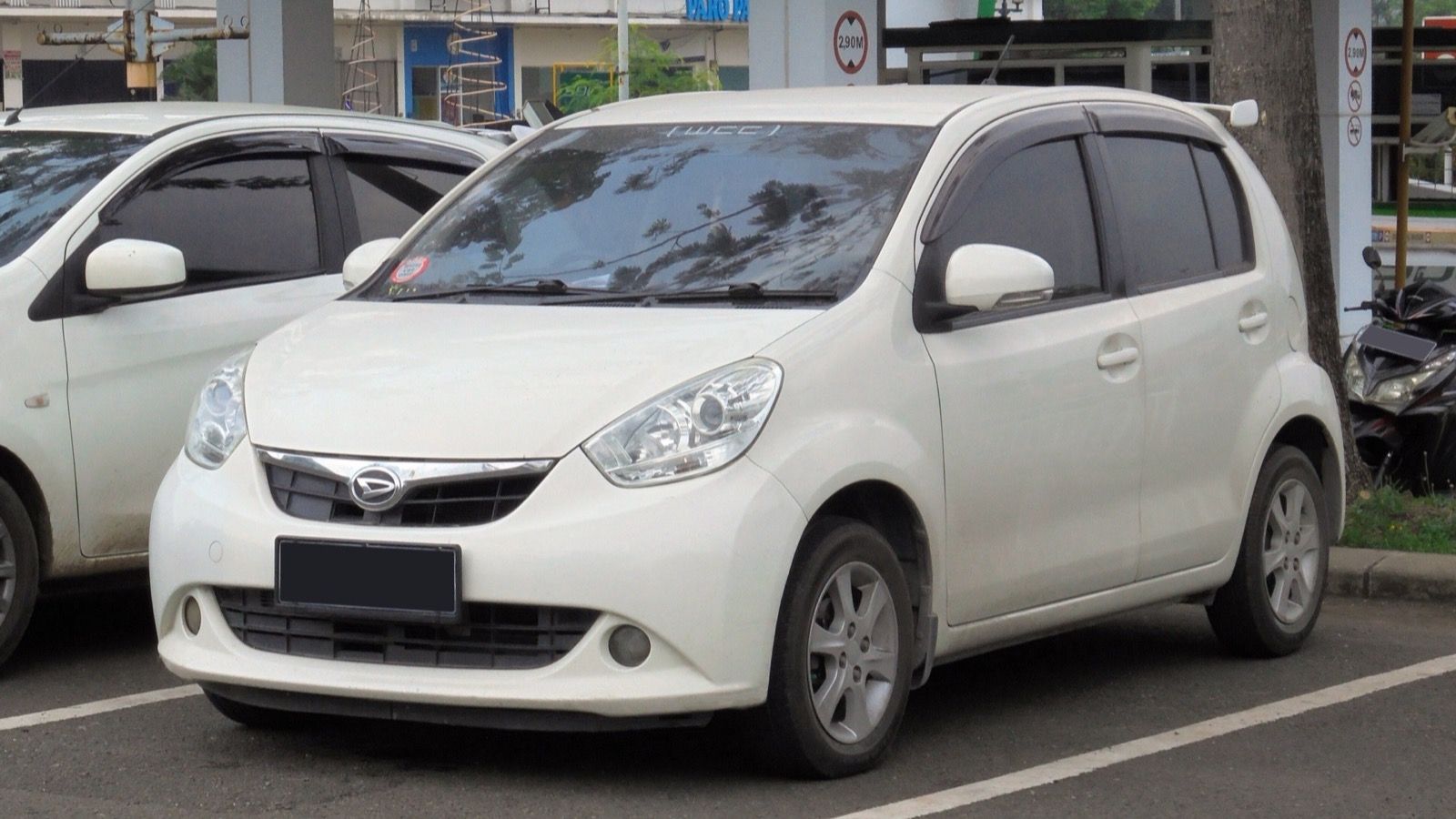 2013 Daihatsu Sirion 1.3 D M602RS, front three-quarter view
