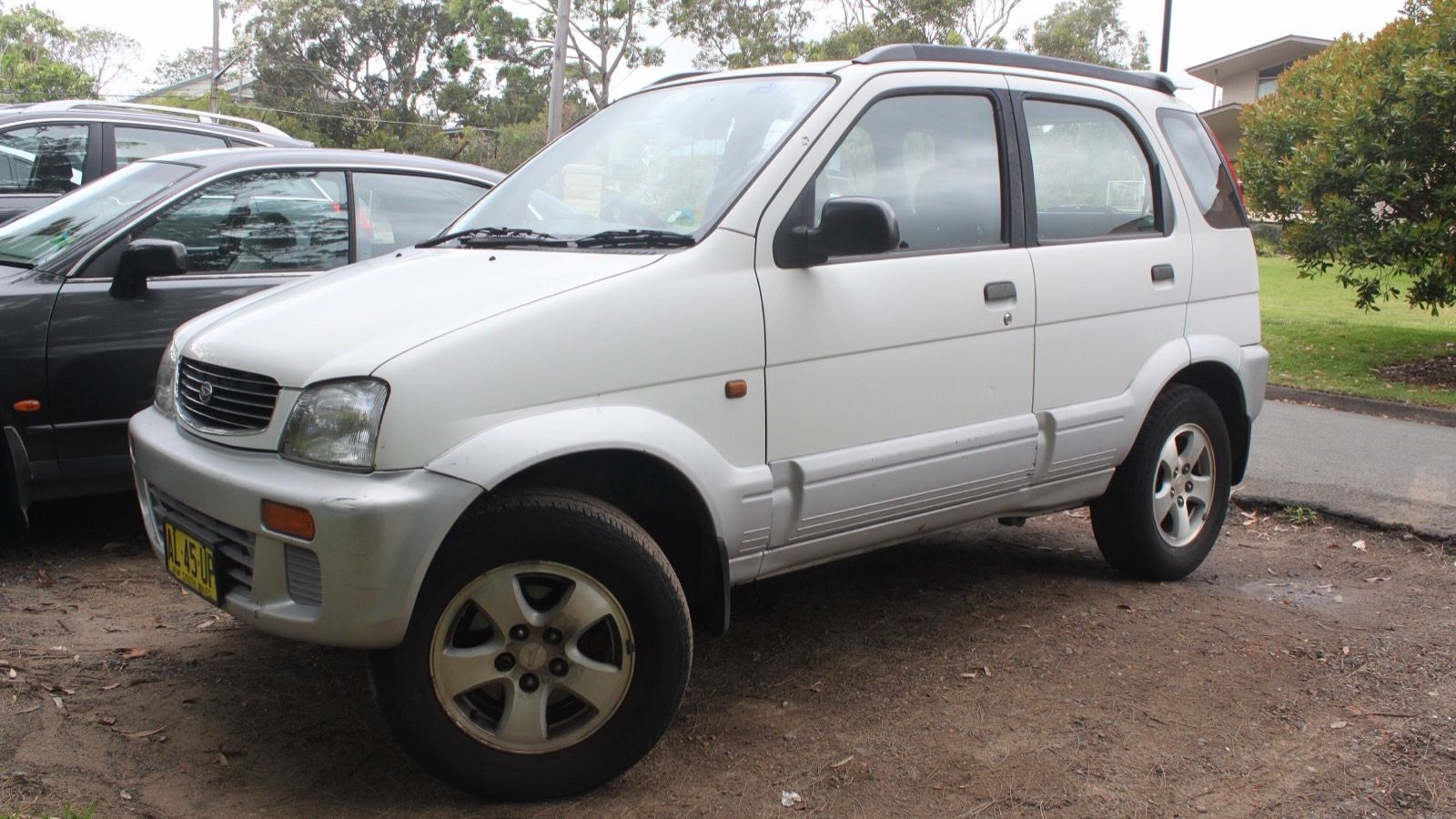 1999 Daihatsu Terios SX wagon, front three-quarter view