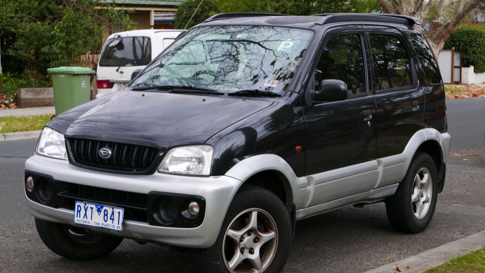2002 Daihatsu Terios SX wagon, front three-quarter view