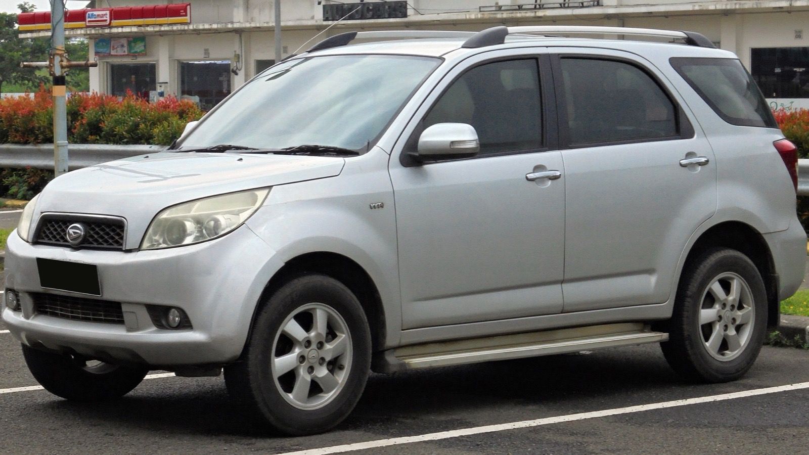 2007 Daihatsu Terios 1.5 TX wagon, front three-quarter view