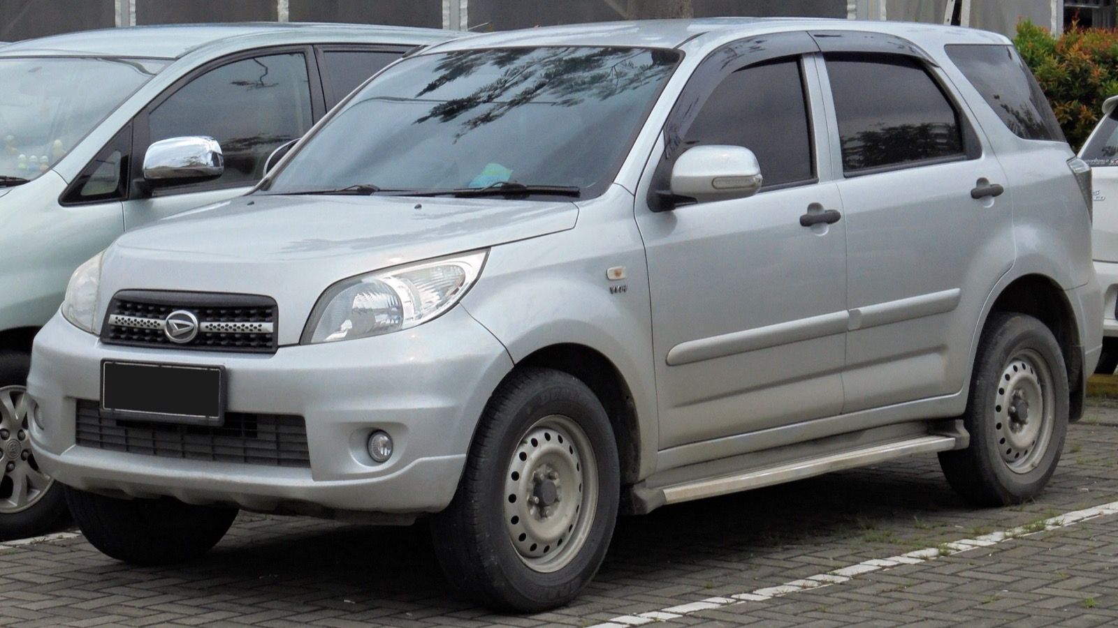 2011 Daihatsu Terios 1.5 TS wagon, front three-quarter view