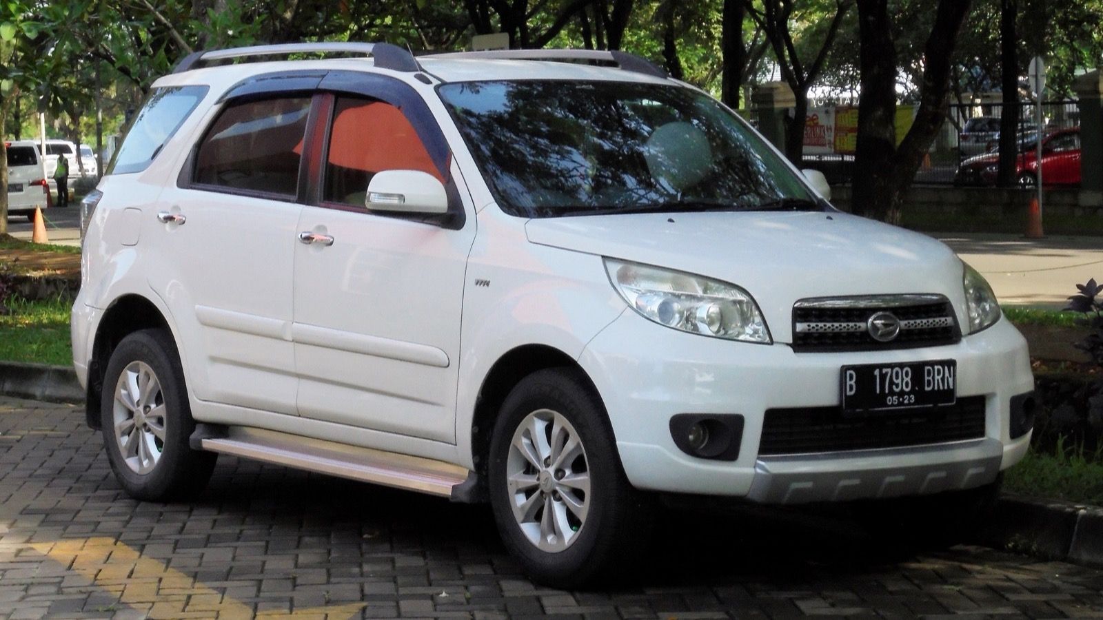 2013 Daihatsu Terios 1.5 TX wagon, front three-quarter view