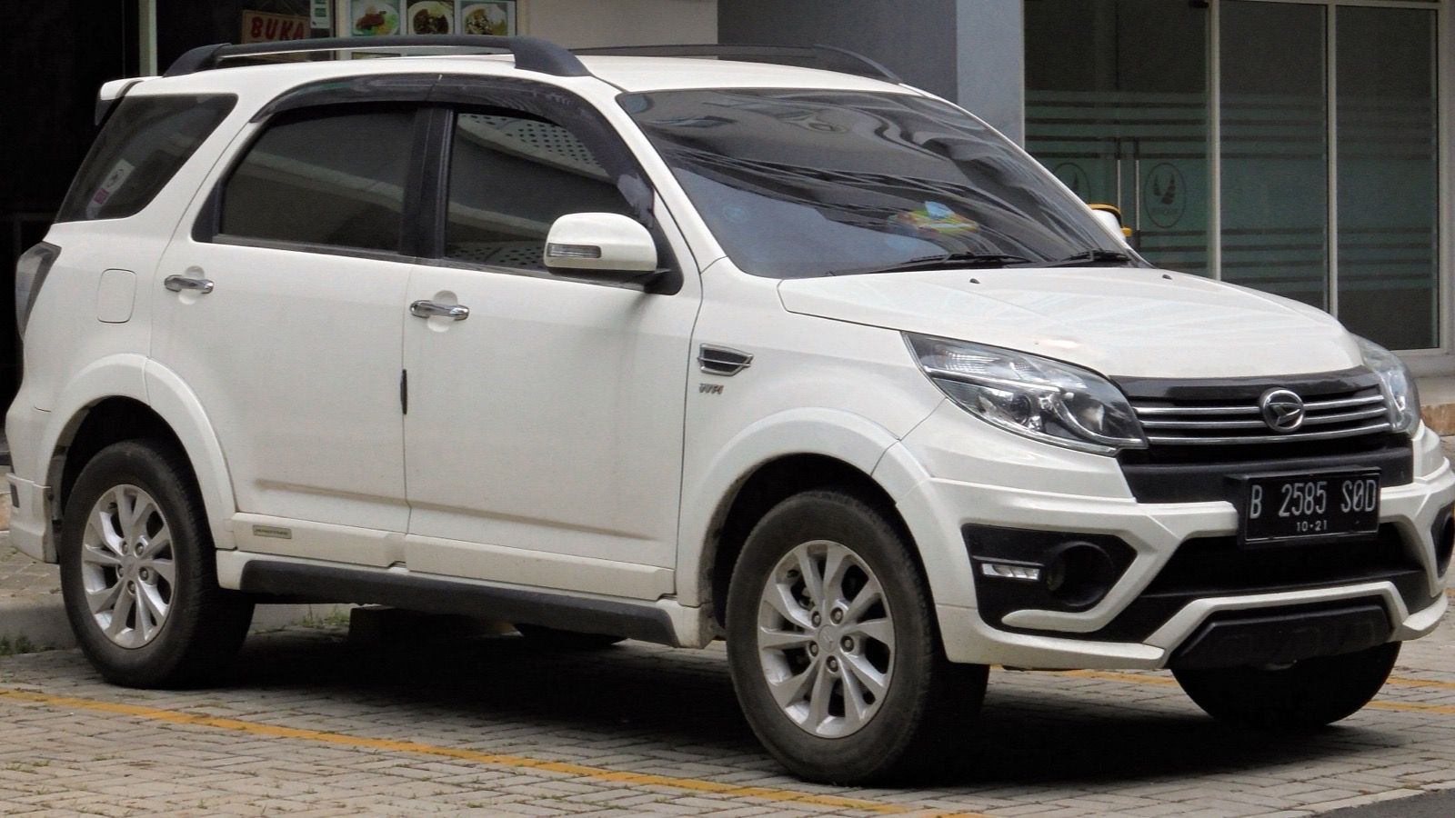 2016 Daihatsu Terios 1.5 R Adventure wagon, front three-quarter view