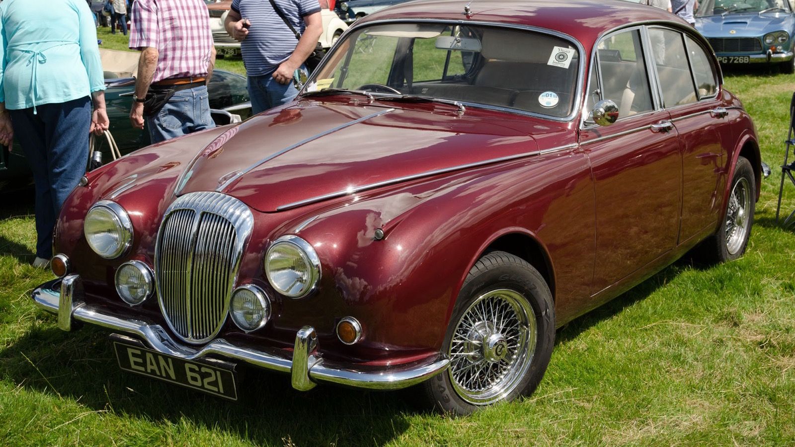 Maroon 1968 Daimler V8-250 saloon, front three-quarter view
