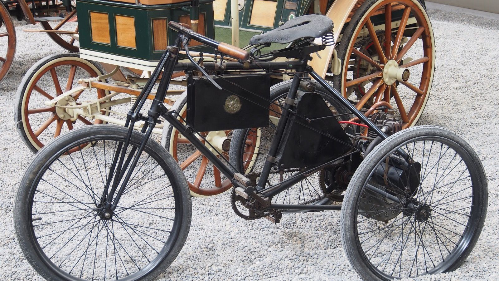 1897 De Dion-Bouton petrol motor tricycle, side profile, preserved in a museum collection