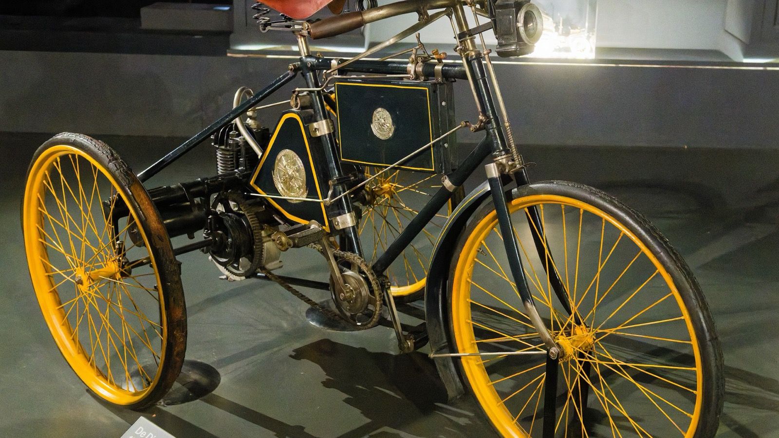 1898 De Dion-Bouton 1¼ HP motor tricycle with yellow-spoked wheels, front three-quarter view