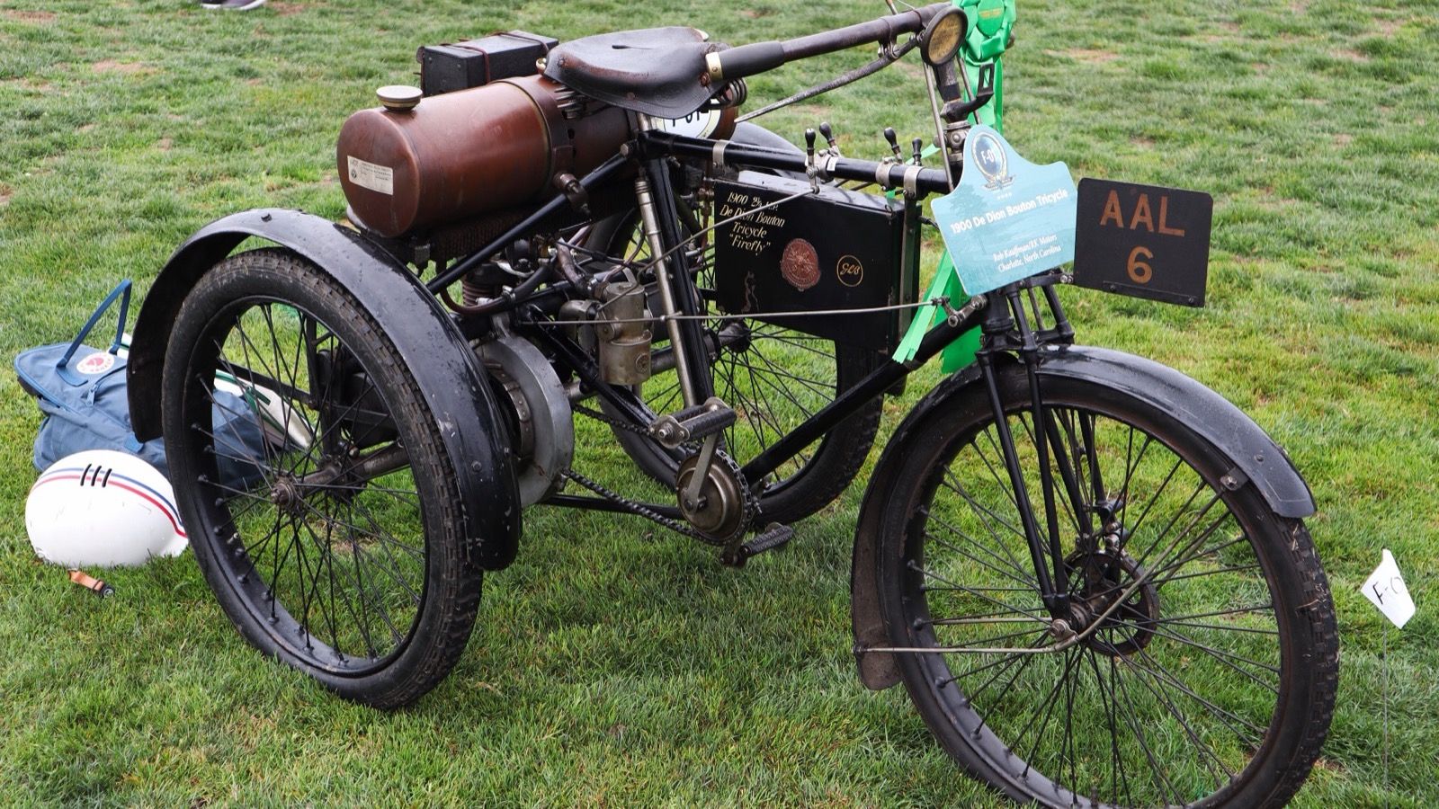 1900 De Dion-Bouton 2¾ HP motor tricycle on grass, front three-quarter view
