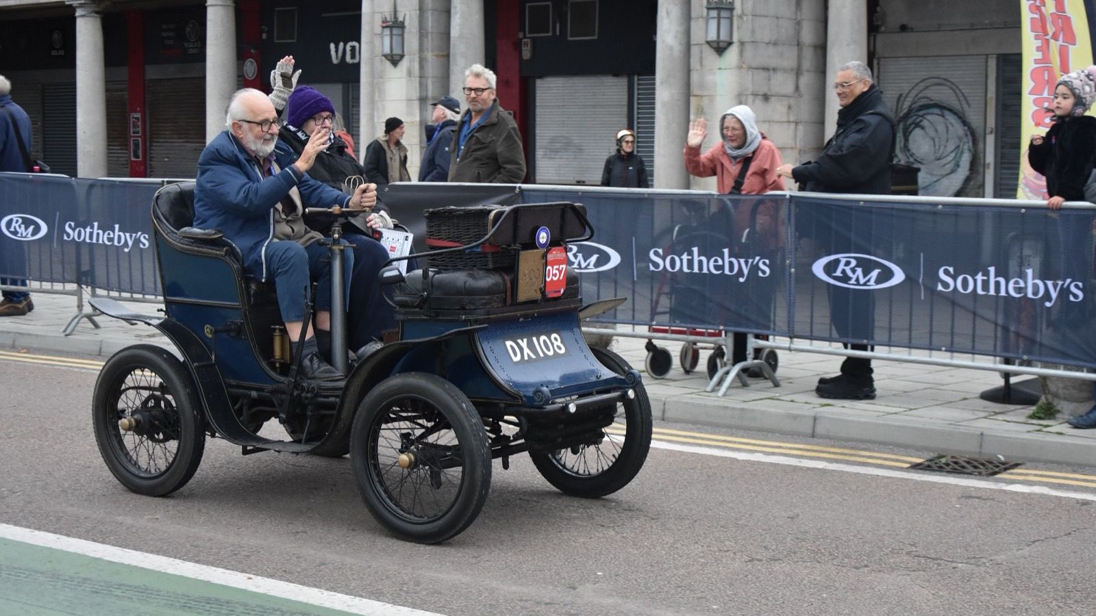 1901 De Dion-Bouton 4½ CV vis-à-vis in dark blue on the London to Brighton Veteran Car Run, side view