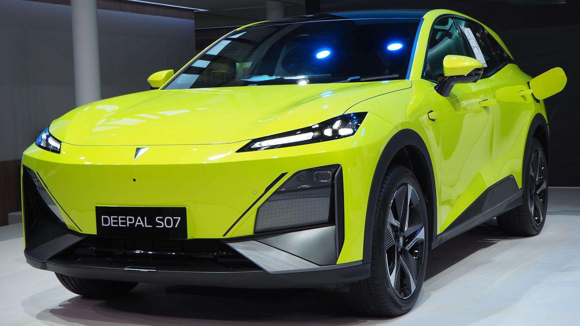 Green Deepal S07 mid-size SUV, front three-quarter view