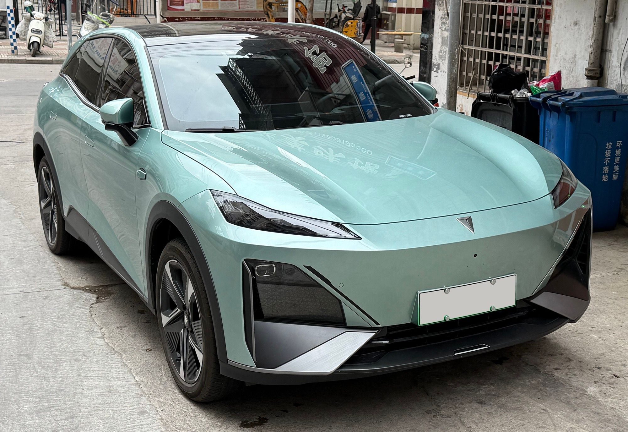 Mint green 2025 Deepal S7 mid-size SUV, front three-quarter view