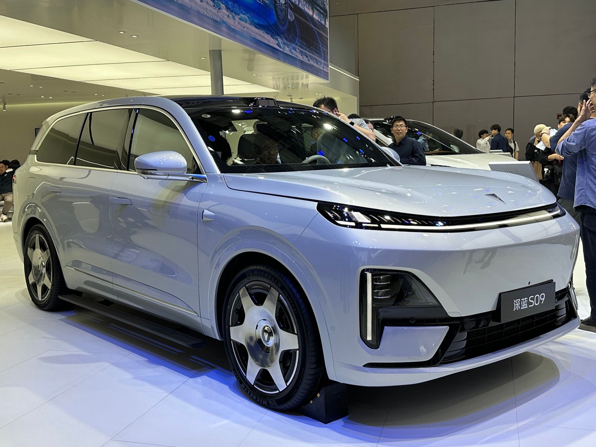 Silver Deepal S09 full-size three-row SUV, front three-quarter view