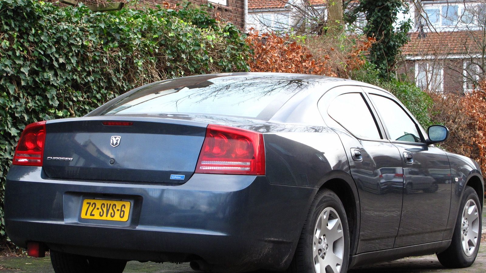 2007 Dodge Charger 2.7 V6 — LX four-door sedan, front three-quarter view