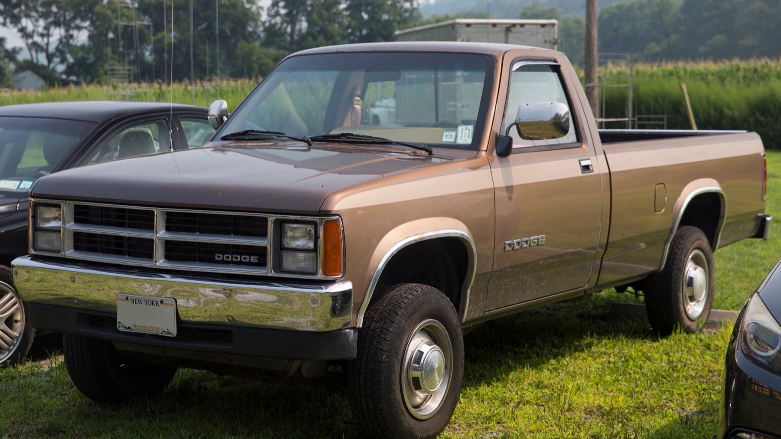 Two-tone brown 1988 Dodge Dakota SE 4x4 pickup, front three-quarter view