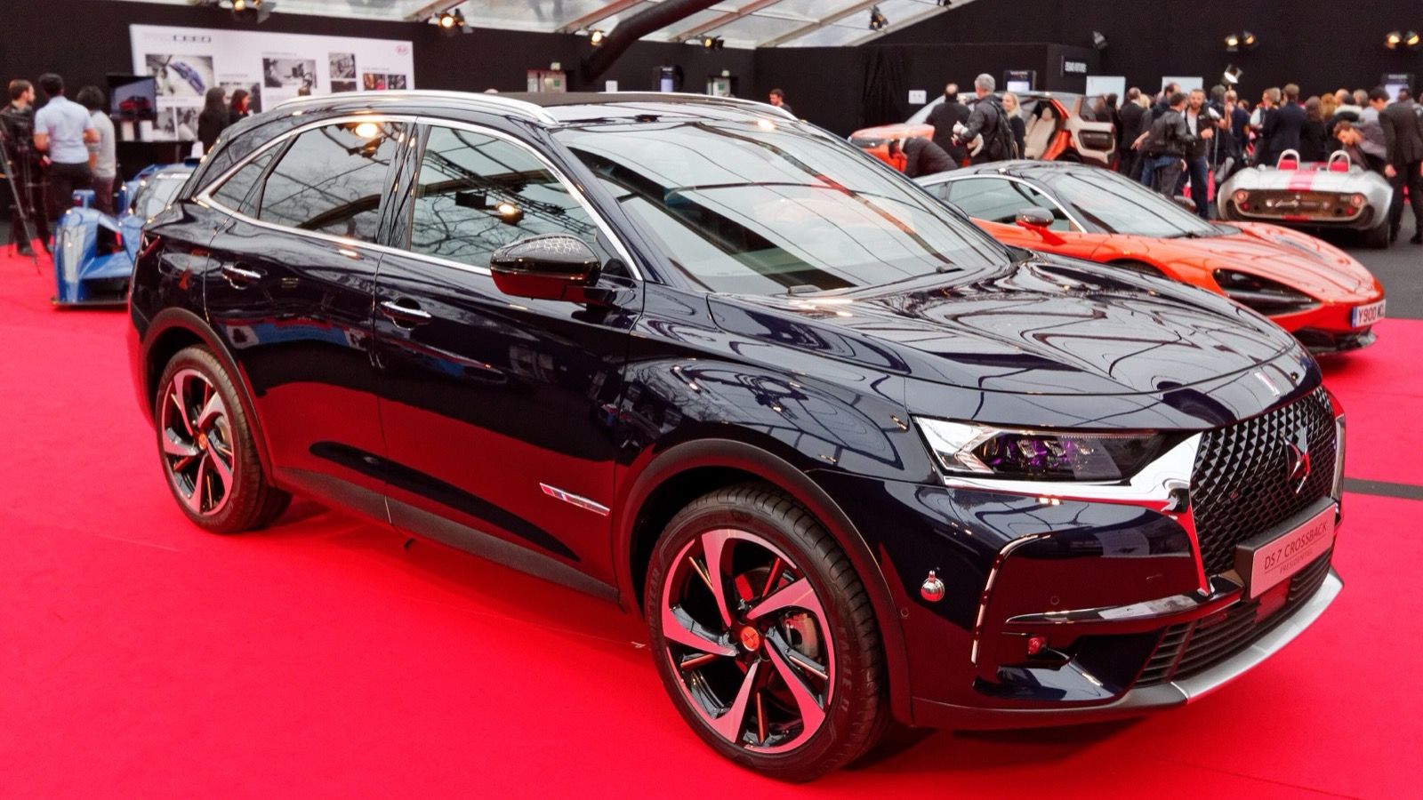 Dark blue 2018 DS 7 Crossback Présidentielle show car, front three-quarter view