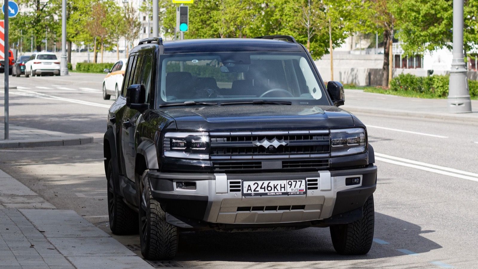 Black Fang Cheng Bao (BYD Leopard) Bao 5 PHEV SUV parked on a Moscow street, front three-quarter view