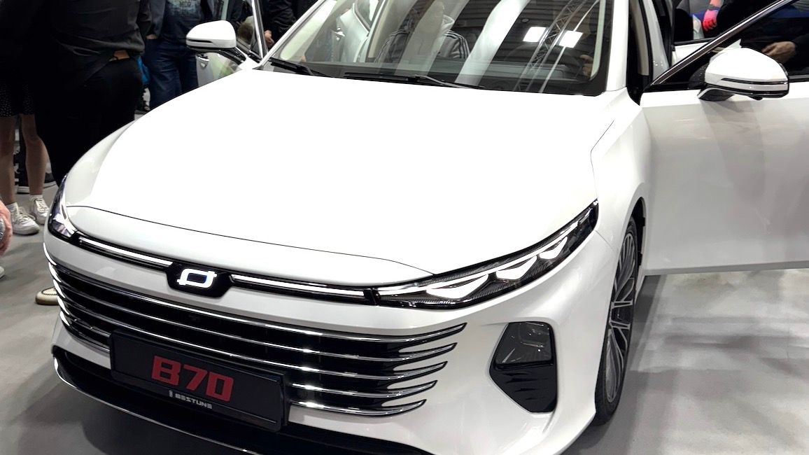 Fourth-generation Bestune B70 facelift, front three-quarter view