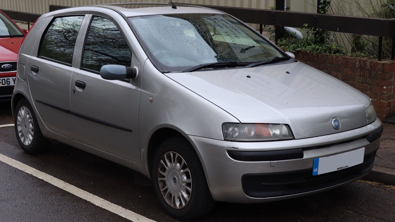 Silver second-generation Fiat Punto five-door, front three-quarter view