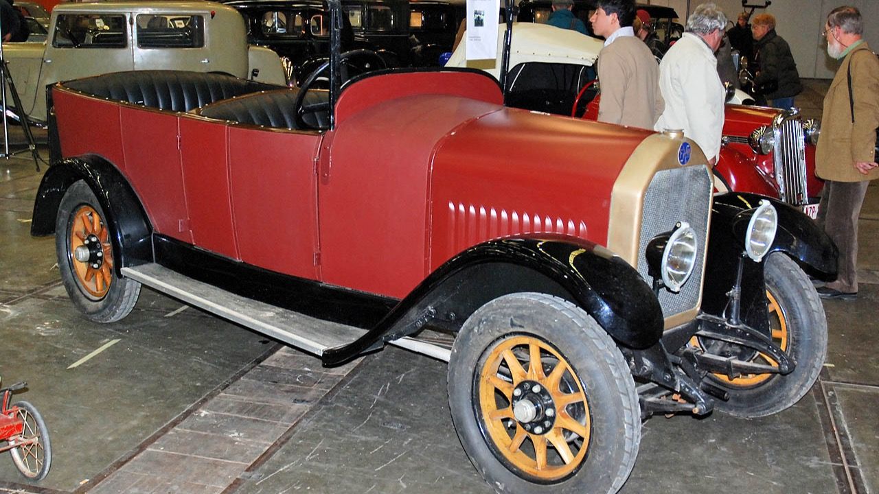 1926 FN 1300 torpedo, red, front three-quarter view