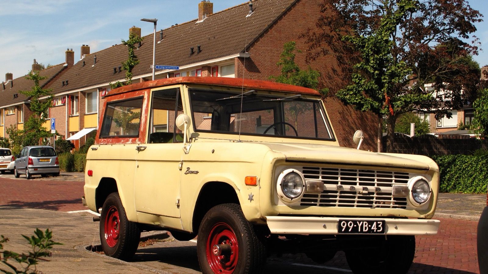 1974 Ford Bronco 5.8 V8, first-generation compact 4x4 — front three-quarter view
