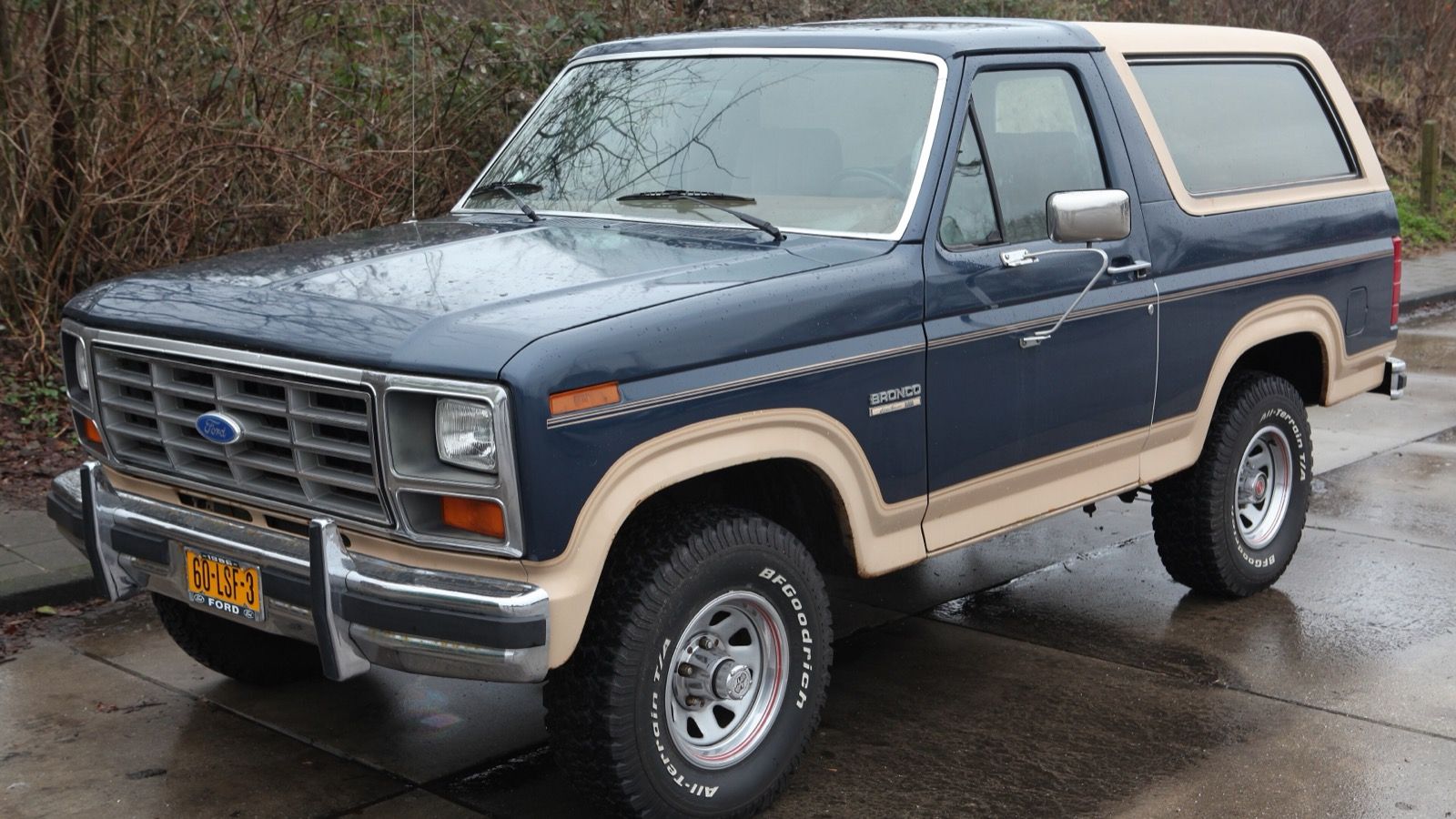 1986 Ford Bronco Eddie Bauer, full-size F-Series-based SUV — front three-quarter view
