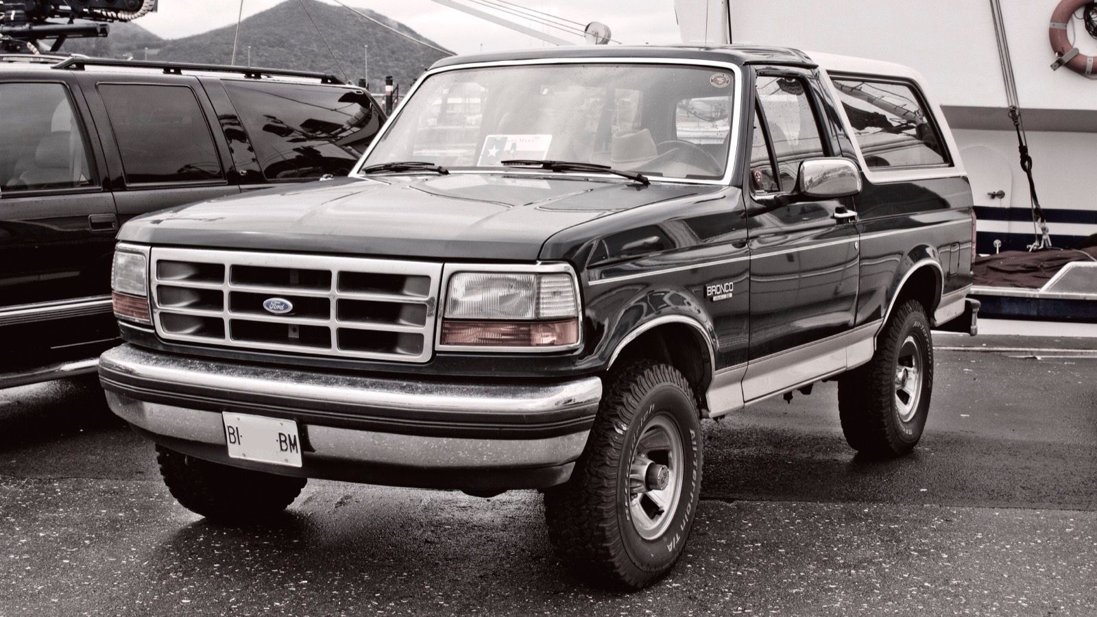 1992 Ford Bronco Eddie Bauer, full-size F-Series-based SUV — front three-quarter view