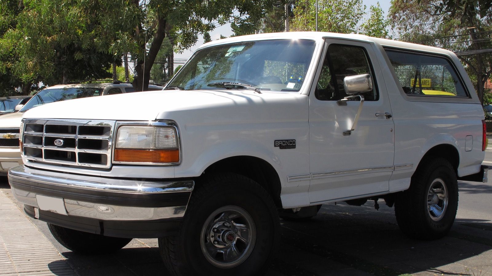 1993 Ford Bronco XLT, full-size F-Series-based SUV — front three-quarter view